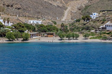 Kythnos, Yunanistan - 6 Mayıs 2024: Kythnos adasında güzel bir plaj manzarası