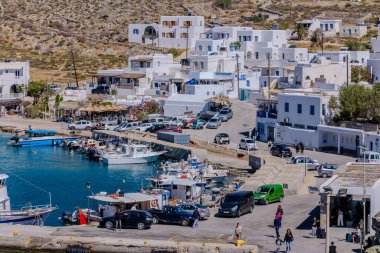 Folegandros, Yunanistan - 6 Mayıs 2024: Kiklad Yunanistan 'daki Folegandros yoğun limanının manzarası