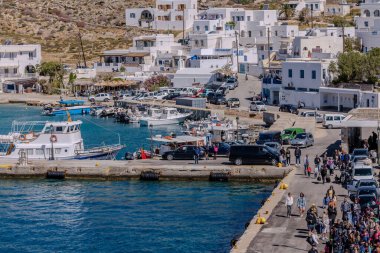 Folegandros, Yunanistan - 6 Mayıs 2024: Kiklad Yunanistan 'daki Folegandros yoğun limanının manzarası