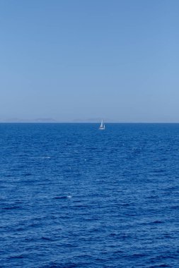 Yunanistan 'da Ege Denizi' nde bir yerde bir yelkenli görüyorum.