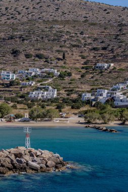 Sikinos Yunanistan 'da bir plajın yanındaki çeşitli badanalı binaların manzarası