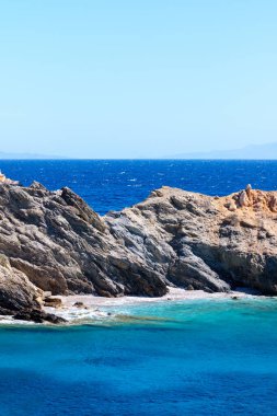 Yunanistan 'da Ege Denizi' nde kayaların manzarası ve turkuaz küçük bir plaj