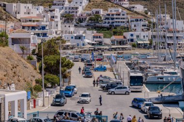 Kythnos, Yunanistan - 6 Mayıs 2024: Kythnos Cyclades Yunanistan adasında feribota binmek için bekleyen turistlerin görüntüsü