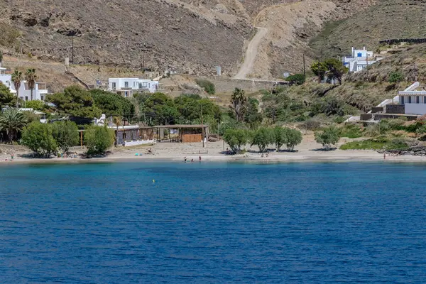 Kythnos, Yunanistan - 6 Mayıs 2024: Kythnos adasında güzel bir plaj manzarası