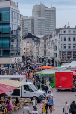 Bonn, Almanya - 21 Mayıs 2024: Bonn Almanya 'daki pazar meydanının panoramik manzarası çeşitli gıda kamyonları, kafeler, dükkanlar, restoranlar ve günün tadını çıkaran insanlar