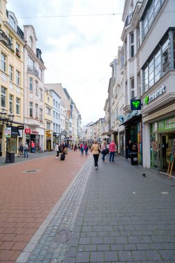 Bonn, Almanya: 21 Mayıs 2024: Bonn Almanya 'nın yaya merkezinden alışveriş yapan insanları görmek