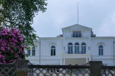 Bonn, Almanya - 21 Mayıs 2024: Almanya cumhurbaşkanının ikincil resmi ikametgahı olan ve Bonn Beyaz Sarayı olarak da bilinen villa Hammerschmidt 'in manzarası