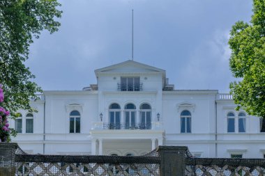 Bonn, Almanya - 21 Mayıs 2024: Almanya cumhurbaşkanının ikincil resmi ikametgahı olan ve Bonn Beyaz Sarayı olarak da bilinen villa Hammerschmidt 'in manzarası