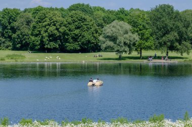 Bonn, Almanya - 21 Mayıs 2024: Bonn Almanya 'daki Rheinaue Park Gölü' nde tek bir pedal teknesinin görüntüsü