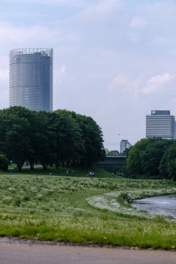 Güzel halk parkı Rheinaue, Alman postasının genel merkez binası ve Bonn Almanya 'daki Birleşmiş Milletler binası.