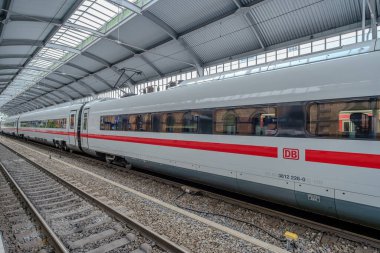 Bonn, Almanya - 21 Mayıs 2024: Bonn Almanya merkez tren istasyonunda bir ICE trenine bakın