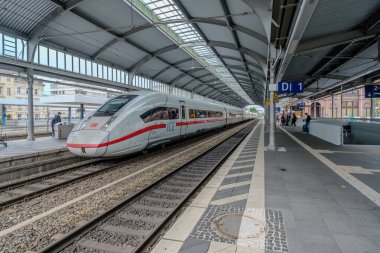 Bonn, Almanya - 21 Mayıs 2024: Bonn Almanya merkez tren istasyonunda bir ICE trenine bakın