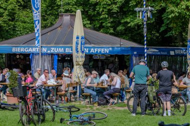 Bonn, Almanya - 21 Mayıs 2024: Bonn Almanya yakınlarındaki bir bira bahçesinde bira içen insanların görüntüsü