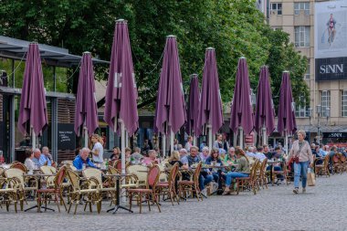 Bonn, Almanya - 21 Mayıs 2024: Bonn Almanya 'nın merkezinde açık bir terası olan tüm gün popüler bir bistro restoranına bakmak