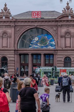 Bonn, Almanya - 21 Mayıs 2024: Bonn Almanya 'nın merkez tren istasyonunun panoramik manzarası