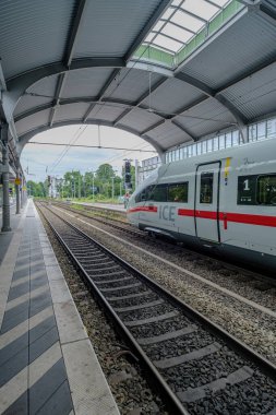 Bonn, Almanya - 21 Mayıs 2024: Bonn Almanya merkez tren istasyonunda bir ICE trenine bakın