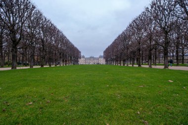 Paris, Fransa - 1 Aralık 2024: Paris 'teki güzel Lüksemburg bahçelerinin panoramik manzarası