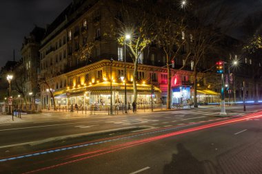 Paris, Fransa - 1 Aralık 2024: Paris Fransa 'da bir restoranda insanların açık havada oturup akşam yemeği ve içkilerinin keyfini çıkarması