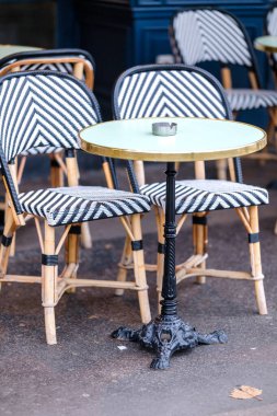 Paris 'te bir lokantada geleneksel boş sandalye ve masalar.