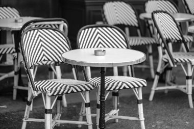 Paris 'te bir lokantada geleneksel boş sandalye ve masalar. Fransa' da siyah beyaz.