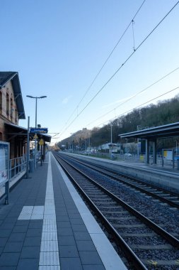 Bad Breisig, Almanya - 26 Aralık 2024: Bad Breisig Almanya tren istasyonunun panoramik manzarası