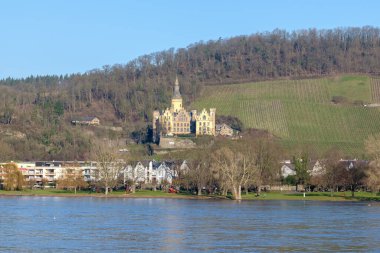 Bad Breisig, Almanya - 26 Aralık 2024: Bad Breisig Almanya 'da güzel bir geleneksel ev ve bir restoran manzarası