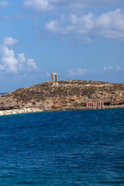 Naxos adasının sembolü, Portara, Apollo 'ya adanmış antik tapınağın bir parçası olan büyük kapı.