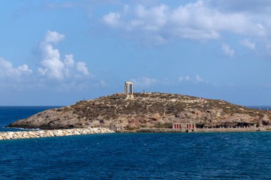 Naxos adasının sembolü, Portara, Apollo 'ya adanmış antik tapınağın bir parçası olan büyük kapı.