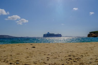 Mykonos, Yunanistan - 13 Eylül 2024: Yunanistan 'dan ayrılan güzel bir yolcu gemisinin görüntüsü