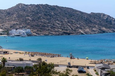 Yunanistan 'ın ünlü ve kumlu Mylopotas plajının panoramik manzarası