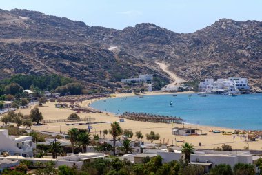 Ios, Yunanistan - 6 Eylül 2024: Yunanistan 'ın ünlü ve kumlu Mylopotas plajının panoramik manzarası