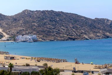 Yunanistan 'ın ünlü ve kumlu Mylopotas plajının panoramik manzarası