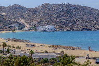 Yunanistan 'ın ünlü ve kumlu Mylopotas plajının panoramik manzarası