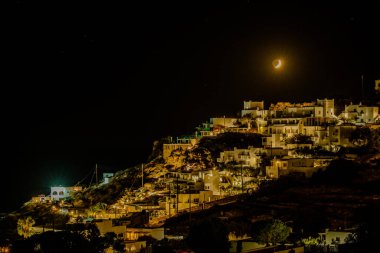 Yunanistan 'daki Mylopotas plajındaki çeşitli aydınlık oteller, restoranlar ve ay manzarası inanılmaz.