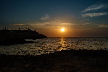 Yunanistan 'daki Koumbara plajında güzel ve romantik bir altın gün batımı manzarası