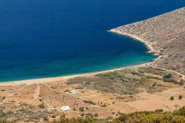 Yunanistan 'ın Ios kentindeki turkuaz kumlu Agia Theodoti plajının çarpıcı panoramik manzarası