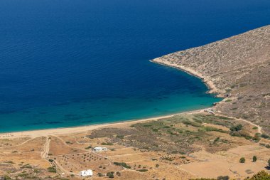 Yunanistan 'ın Ios kentindeki turkuaz kumlu Agia Theodoti plajının çarpıcı panoramik manzarası