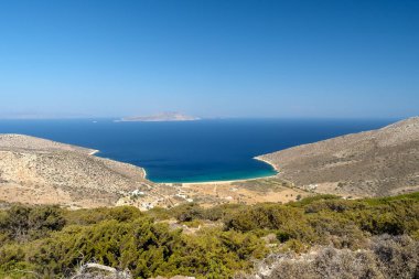 Yunanistan 'ın Ios kentindeki turkuaz kumlu Agia Theodoti plajının çarpıcı panoramik manzarası