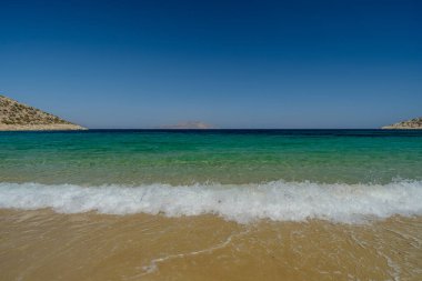 Yunanistan 'daki Agia Theodoti' nin nefes kesen turkuaz plajının manzarası