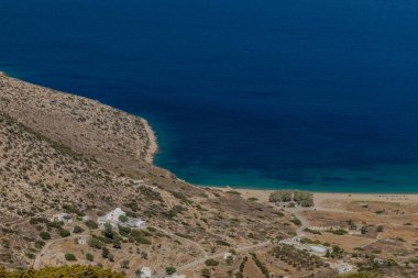 Yunanistan 'ın Ios kentindeki turkuaz kumlu Agia Theodoti plajının çarpıcı panoramik manzarası