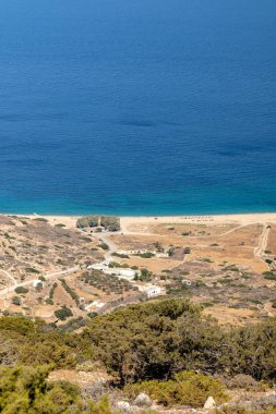 Yunanistan 'ın Ios kentindeki turkuaz kumlu Agia Theodoti plajının çarpıcı panoramik manzarası