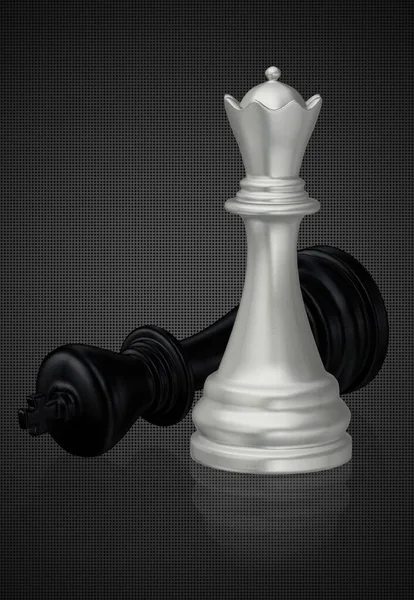 Ezüst Sakk Királynő Legyőzött Fekete Király Sötét Háttér Egyedi Design — Stock Fotó