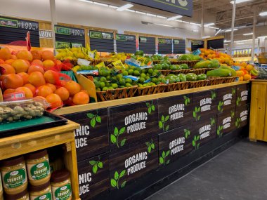 Mill Creek, WA USA - Ekim 2022: Sprouts Market 'te satılık organik ürünlerin geniş görünümü