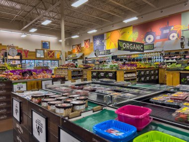 Mill Creek, WA USA - Ekim 2022: Sprout Çiftçi Pazarı 'nın içini geniş açılı görüş.