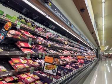 Seattle, WA USA - Ekim 2022: Safeway marketinin soğutulmuş et bölümünün açılı görünümü