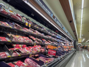 Seattle, WA USA - Ekim 2022: Safeway marketinin soğutulmuş et bölümünün açılı görünümü