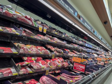Seattle, WA USA - Ekim 2022: Safeway marketinin soğutulmuş et bölümünün açılı görünümü.