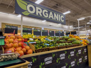 Mill Creek, WA USA - Ekim 2022: Sprouts Market 'te satılık organik ürünlerin geniş görünümü.