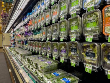 Mill Creek, WA USA - Ekim 2022: Sprouts Market 'te satılık taze salata yeşillikleri açılı görünümü.