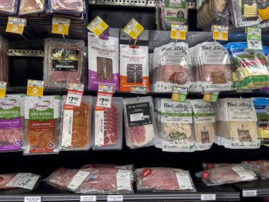 Mill Creek, WA USA - Ekim 2022: Sprouts Market 'te satılık et ve peynirlerin geniş görünümü